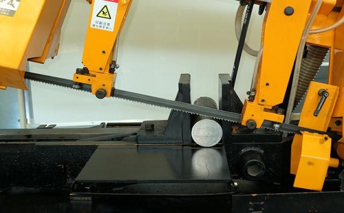 南城街道数控带锯床自动送料精度会出现偏差吗？